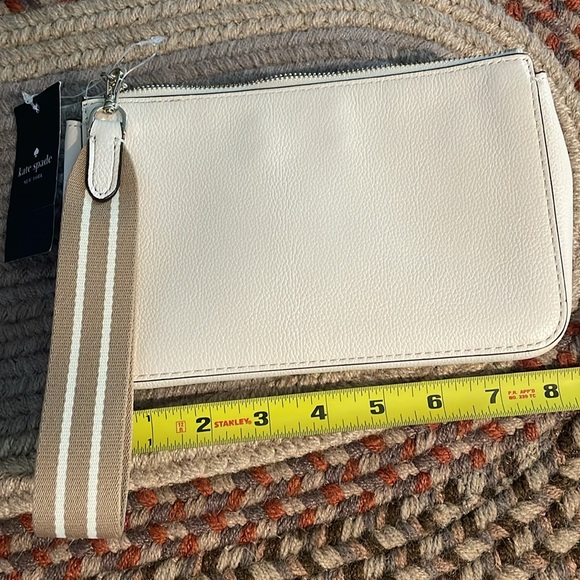 Kate Spade wristlet. NWT cream leather - Picture 6 of 11